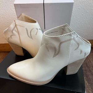 Dolce Vita SUZAN Western Cream/Ivory Ankle Boots/booties 10